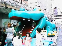 ���j�̒��Ńs�����s����